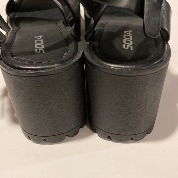 Soda Account Black Chunky Lug Sole Platform Sandals Size 10 NWOB - Picture 5 of 12